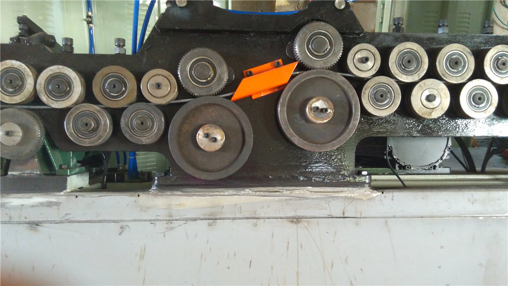 Automatic stirrup bending machine